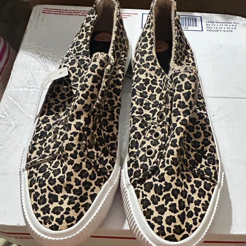 Tommy Bahama Womens Leopard Print Slip On Sneakers 293344 Tan Black Size 7 NEW
